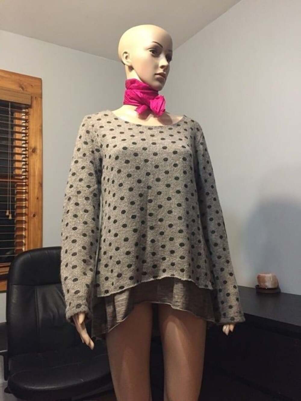 Woman pullover beige polka dot